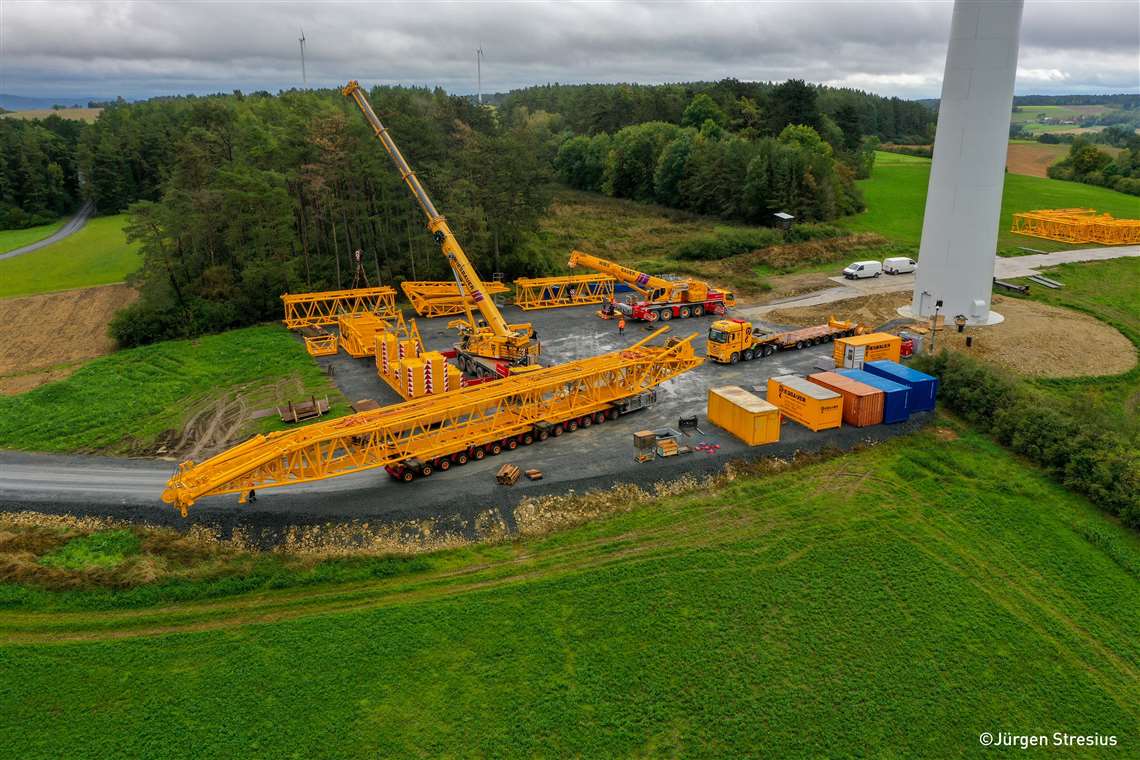 Wiesbauer uses a Cometto SPMT combination with power pack to move a yellow crane's derrick mast