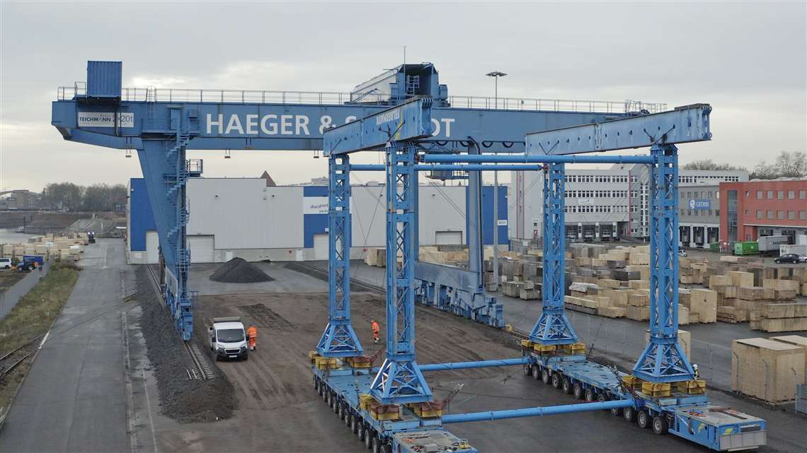 Felbermayr used its blue SPMT to relocate an 18 metre-high gantry crane in the port of Duisburg, Germany