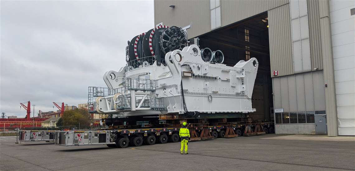 Krebs Korrosionsschutz using Cometto MSPE self propelled modular transporter to carry a 1,200 tonne piece of Liebherr offshore crane