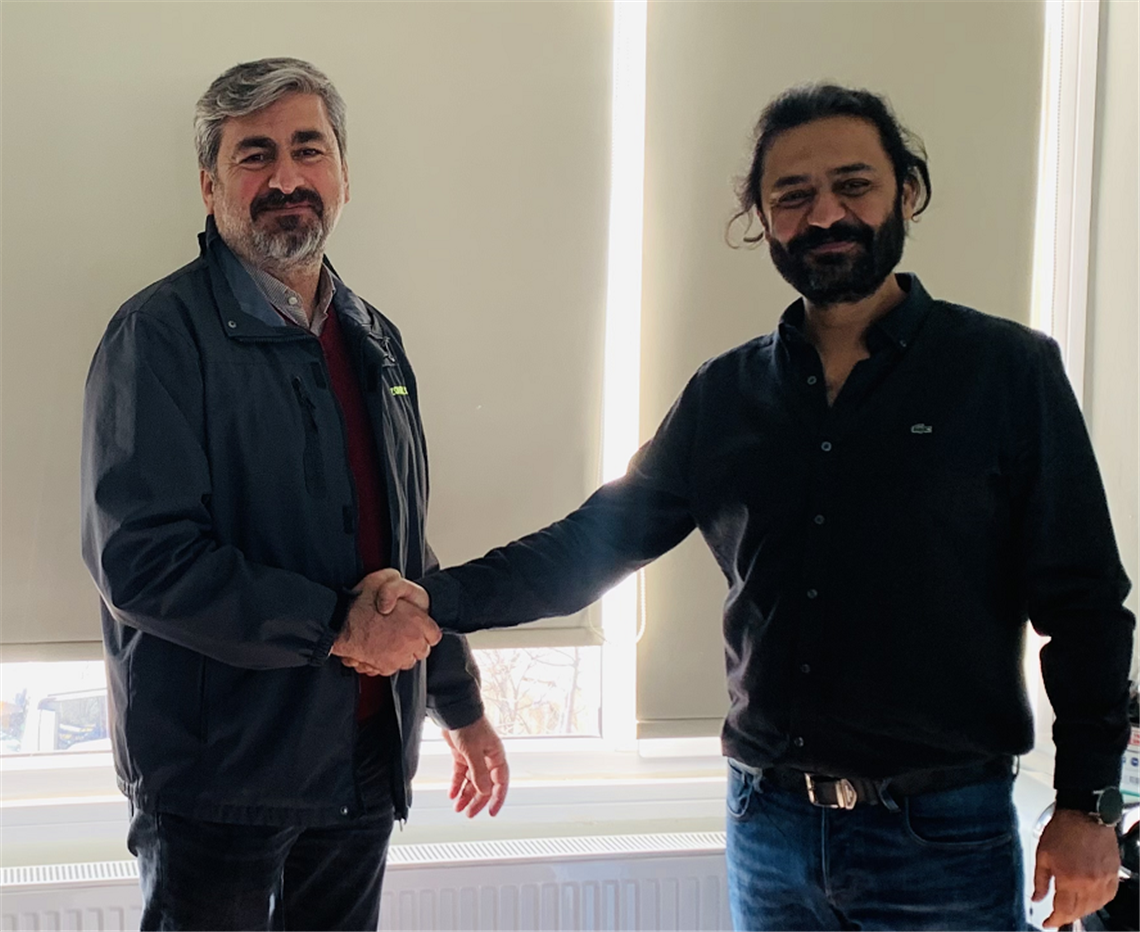 Mahir Polat from Makser Vinc Zoomlion dealer in Turkey shaking hands with Erkan Gurbuz from Sarilar
