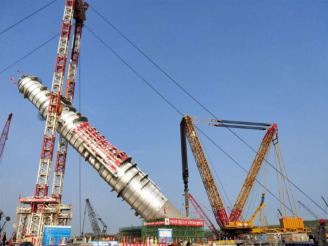 The 5,000 tonne capacity MYQ5000 gantry dwarfs the also-enormous XGC88000 crawler crane