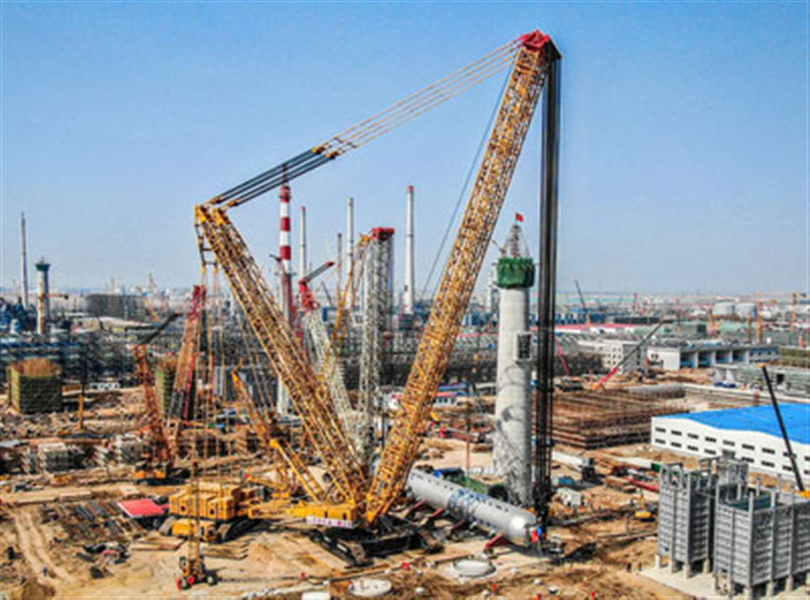 A 4,000 tonne capacity XCMG XGC88000 crawler crane breaking its own record with the lift of a 2,600 tonne hydrogenation reactor in China