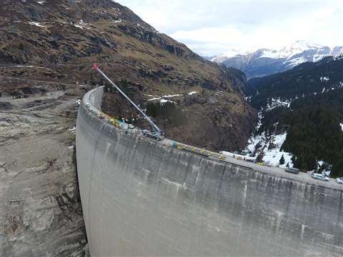 Fanger’s Demag AC 160-5 lowered construction materials 130 metres from the top of the dam in the middle