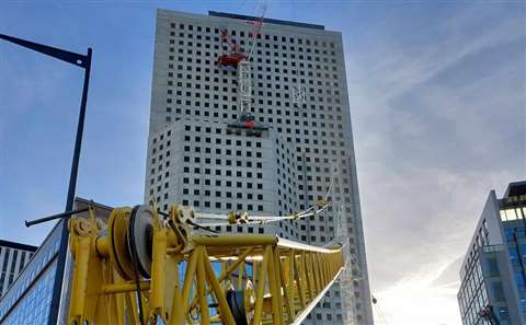The tower crane was installed on the terrace of the 26th floor of the tower using a 750-tonne mobile crane