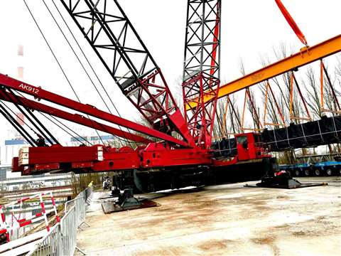 red lattice boom Alleleys Gottwald AK 912 heavy lift crane