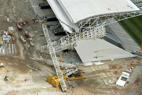 A Liebherr LR 11350 was torn apart causing the collapse of a roof and the structure under it. Two ki